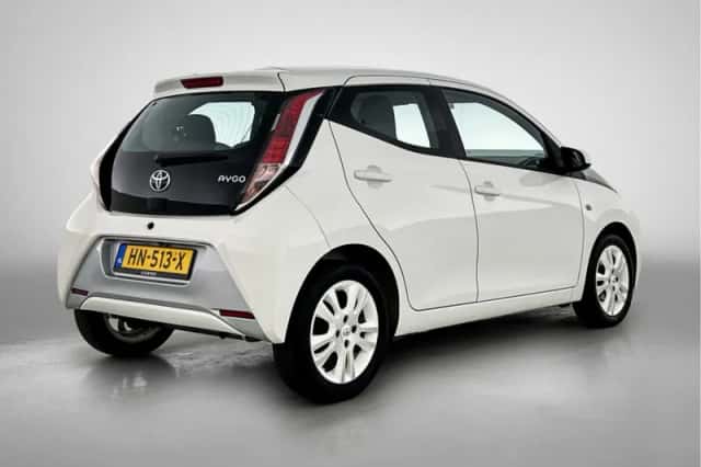Toyota Aygo (2015) thumbnail 2