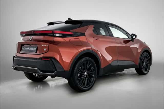 Toyota C-HR (2025) thumbnail 2