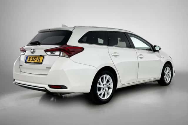 Toyota Auris (2018) thumbnail 2