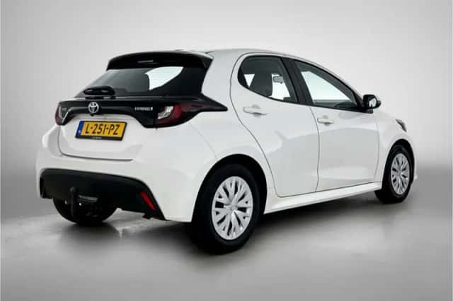 Toyota Yaris (2021) thumbnail 2
