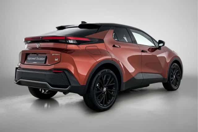 Toyota C-HR (2025) thumbnail 2