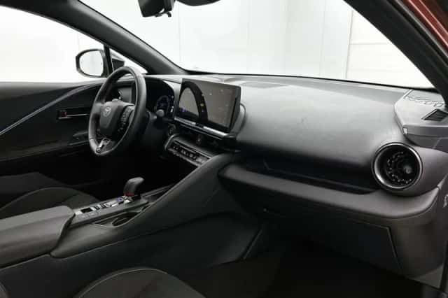 Toyota C-HR (2025) thumbnail 6