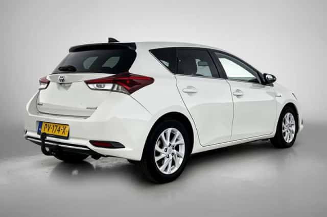 Toyota Auris (2017) thumbnail 2