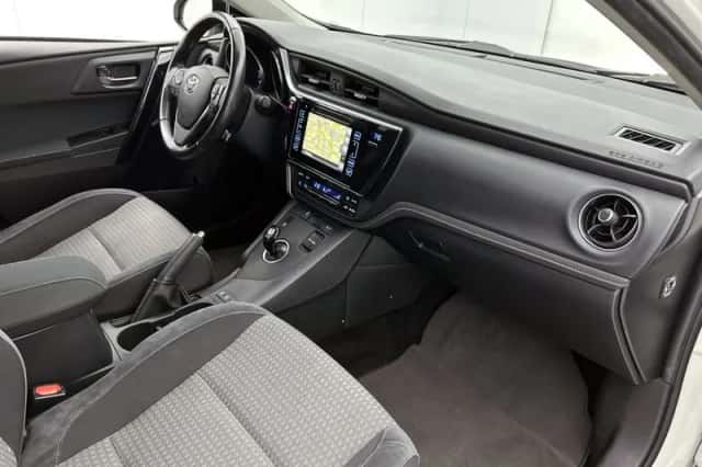 Toyota Auris (2017) thumbnail 5
