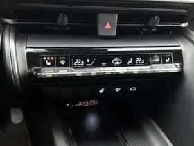 Toyota C-HR (2024) thumbnail 9