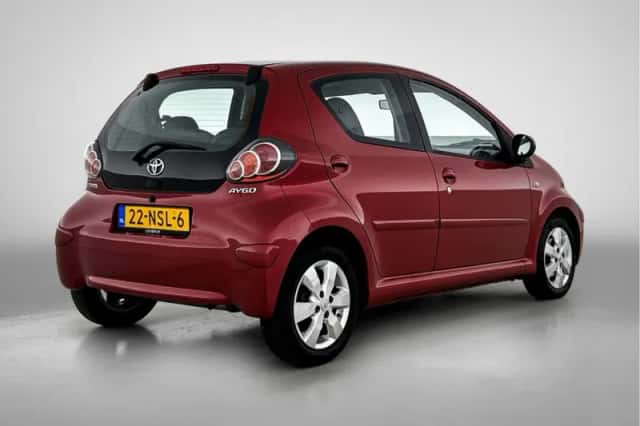 Toyota Aygo (2010) thumbnail 2