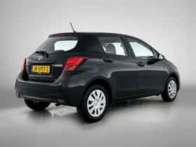 Toyota Yaris (2016) thumbnail 2