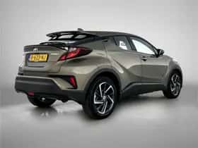 Toyota C-HR (2022) thumbnail 2