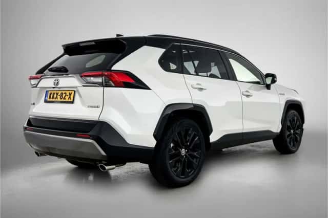 Toyota RAV4 (2021) thumbnail 2
