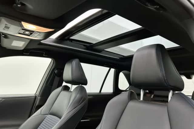 Toyota RAV4 (2021) thumbnail 4