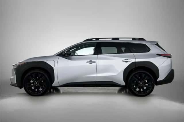 Toyota bZ4X (2026) thumbnail 3