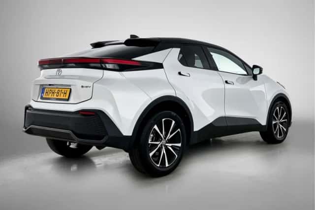 Toyota C-HR (2025) thumbnail 2