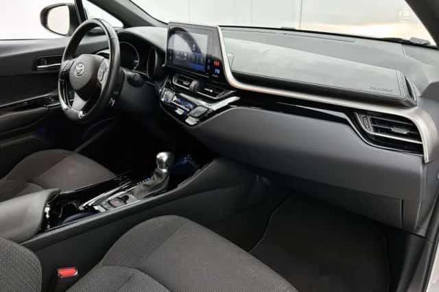 Toyota C-HR (2019) thumbnail 6