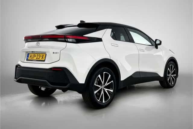Toyota C-HR (2025) thumbnail 2