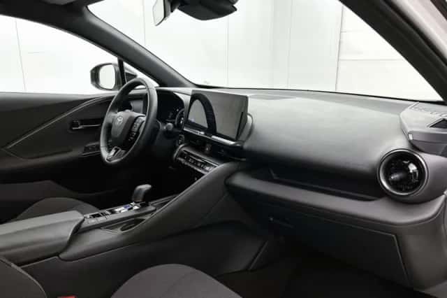 Toyota C-HR (2025) thumbnail 6