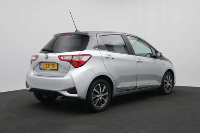 Toyota Yaris (2019) thumbnail 2
