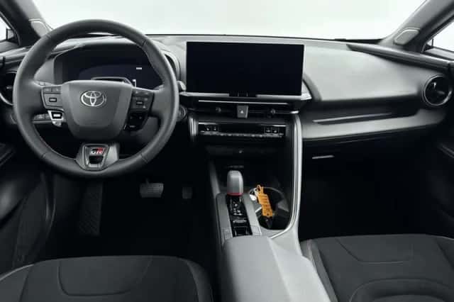 Toyota C-HR (2026) thumbnail 3