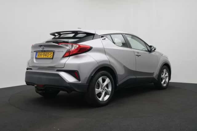 Toyota C-HR (2017) thumbnail 2