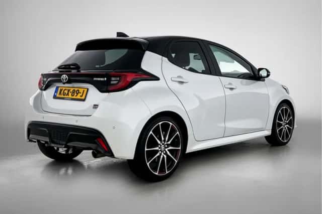 Toyota Yaris (2023) thumbnail 2