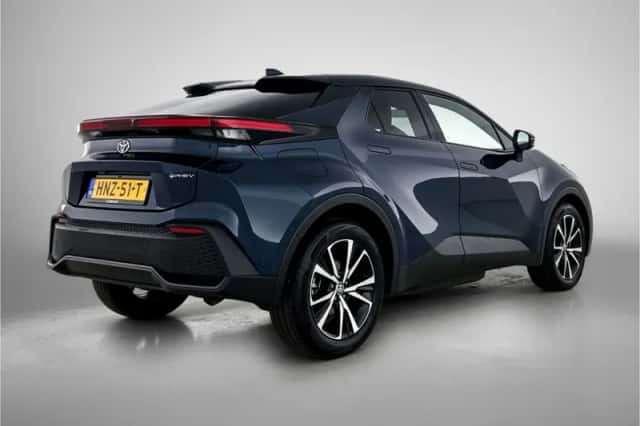Toyota C-HR (2025) thumbnail 2