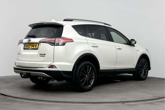 Toyota RAV4 (2017) thumbnail 2