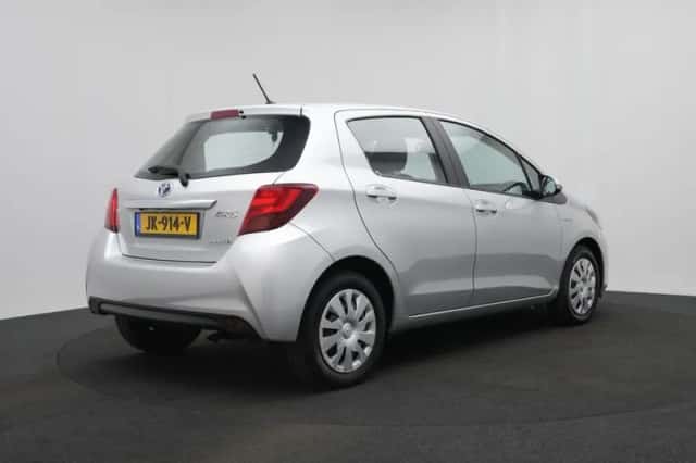 Toyota Yaris (2015) thumbnail 2