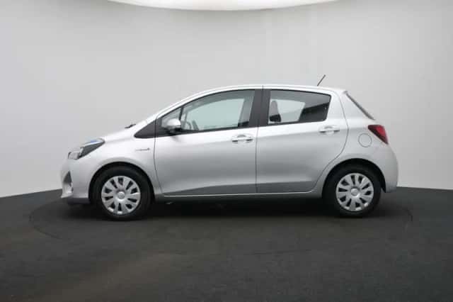 Toyota Yaris (2015) thumbnail 3