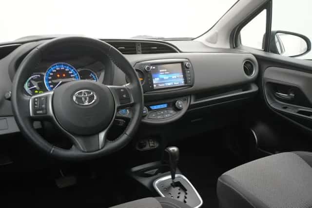 Toyota Yaris (2015) thumbnail 4