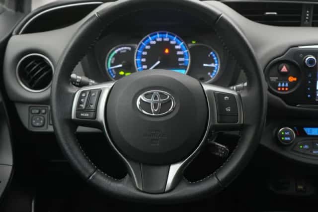 Toyota Yaris (2015) thumbnail 5