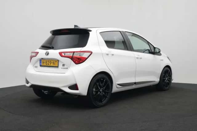 Toyota Yaris (2020) thumbnail 2