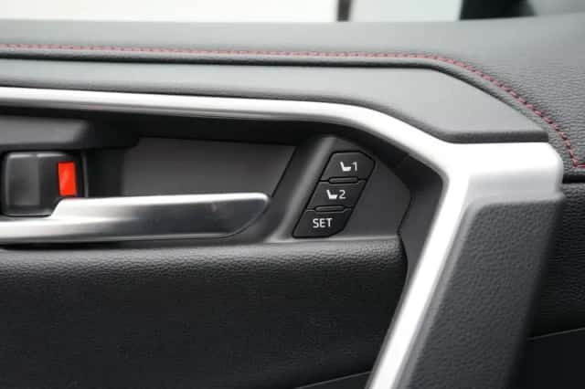 Toyota RAV4 (2025) thumbnail 6