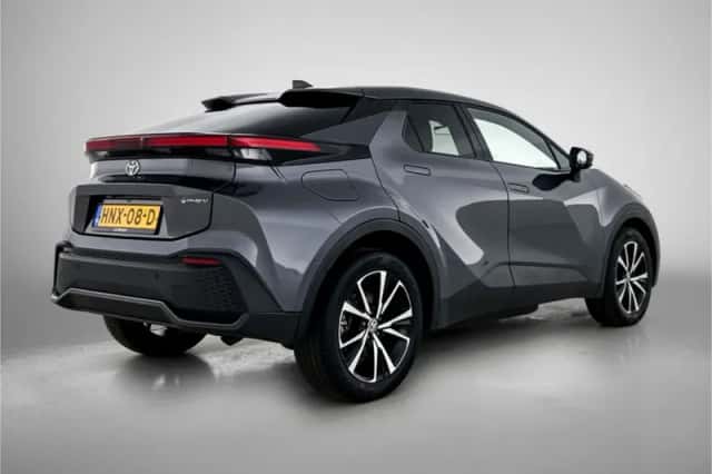 Toyota C-HR (2025) thumbnail 2