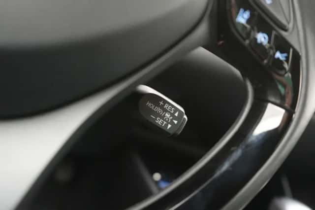 Toyota C-HR (2020) thumbnail 4