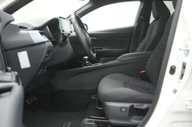 Toyota C-HR (2020) thumbnail 6