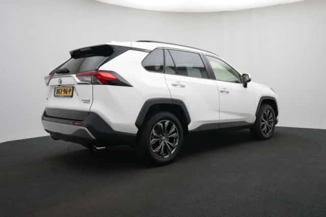 Toyota RAV4 (2023) thumbnail 2