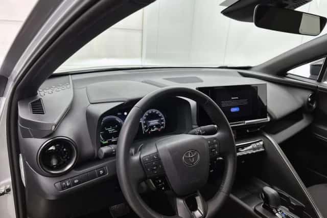 Toyota C-HR (2025) thumbnail 6