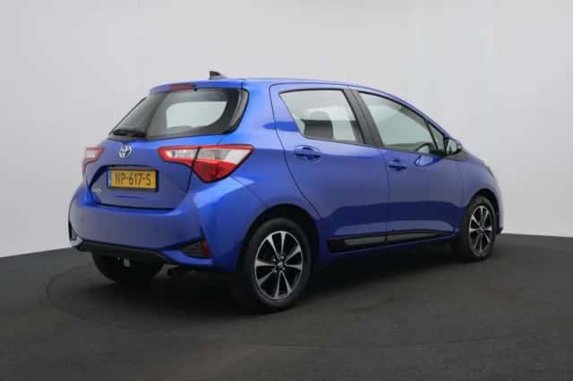 Toyota Yaris (2017) thumbnail 2