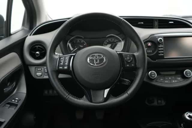 Toyota Yaris (2017) thumbnail 5