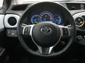 Toyota Yaris (2014) thumbnail 12