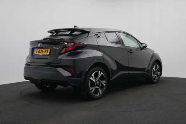 Toyota C-HR (2022) thumbnail 2