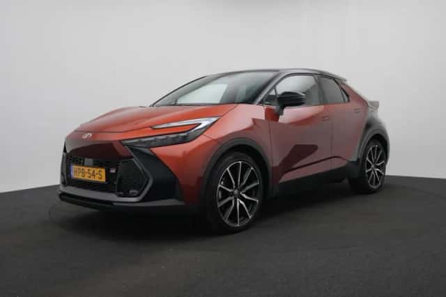 Toyota C-HR (2025) thumbnail 1