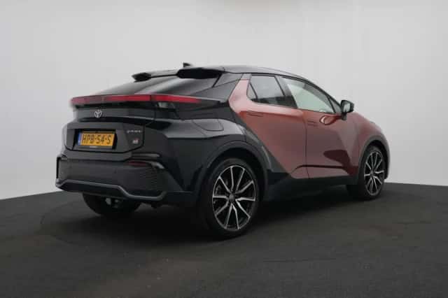 Toyota C-HR (2025) thumbnail 2