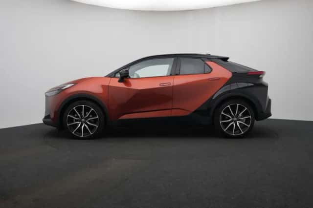 Toyota C-HR (2025) thumbnail 3