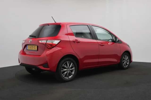 Toyota Yaris (2020) thumbnail 2