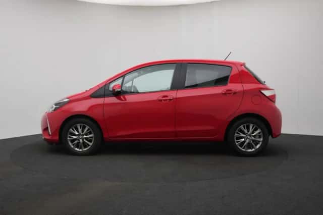 Toyota Yaris (2020) thumbnail 3