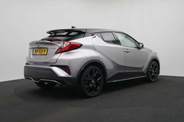 Toyota C-HR (2017) thumbnail 2