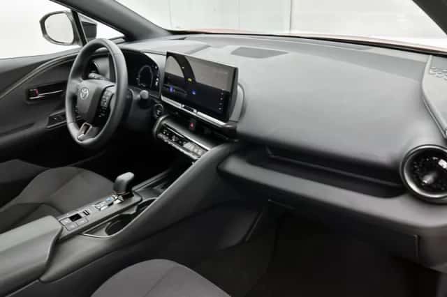 Toyota C-HR (2024) thumbnail 6