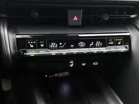 Toyota C-HR (2024) thumbnail 9