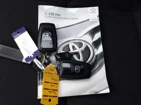 Toyota C-HR (2018) thumbnail 31
