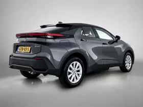 Toyota C-HR (2024) thumbnail 2
